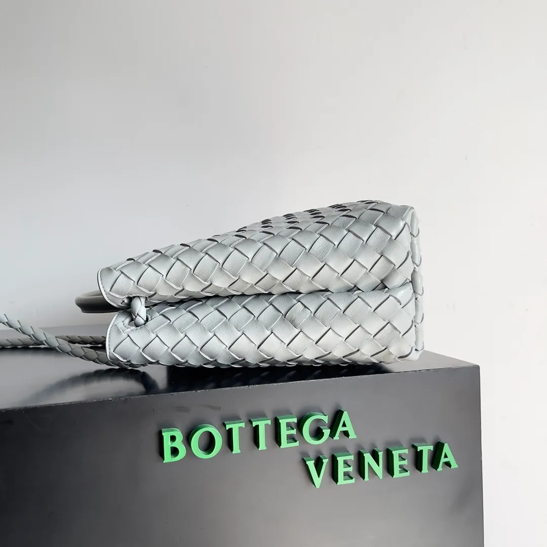 The 2023 new Andiamo batch of 2260 BV has been shipped‼ ️Really popular🔥The new Andiamo woven handbag launched by Bottega Veneta this season is really popular all over the world! ! Celebrities at home and abroad have worn it, and Oscar-winning actress Michelle Yeoh has taken it out on the street. Song Jia, Trai Yara, Yu Feihong, Sanji Ayaka, Rosie Hunting-Whiteley, Yoshioka Riho, etc. have all picked up this bag. It is classic and versatile, showing off its temperament, and the bag capacity is also large, which is very convenient for daily commuting! ! A variety of carrying methods, the shoulder straps can be adjusted by yourself, the original lambskin feels soft and delicate, and the unisex style breaks the gender boundaries and brings a more practical and long-lasting use experience. Andiamo, which has both elegant and casual styles, perfectly interprets the true appearance of "fashionable old money style". Style number: 743572 Size: 32*24*12